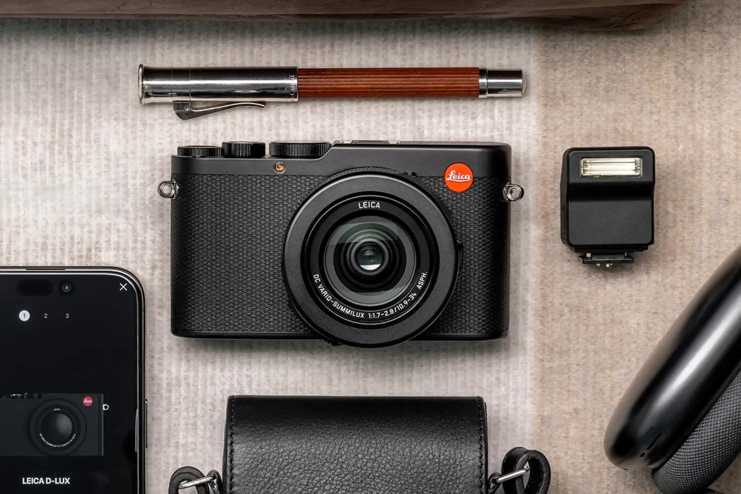 Leica D-Lux 8 junto a accesorios